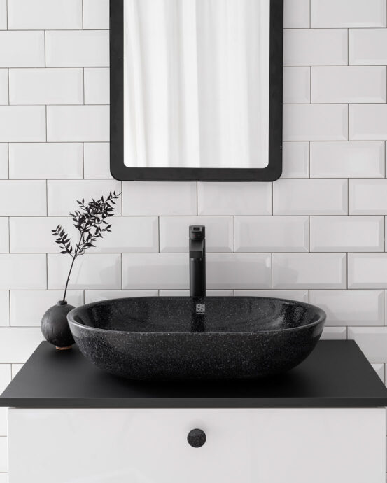 Woodio Soft60 -malja-allas mustavalkoisessa kylpyhuoneessa. Pesualtaan väri: Char – hiilenmusta.