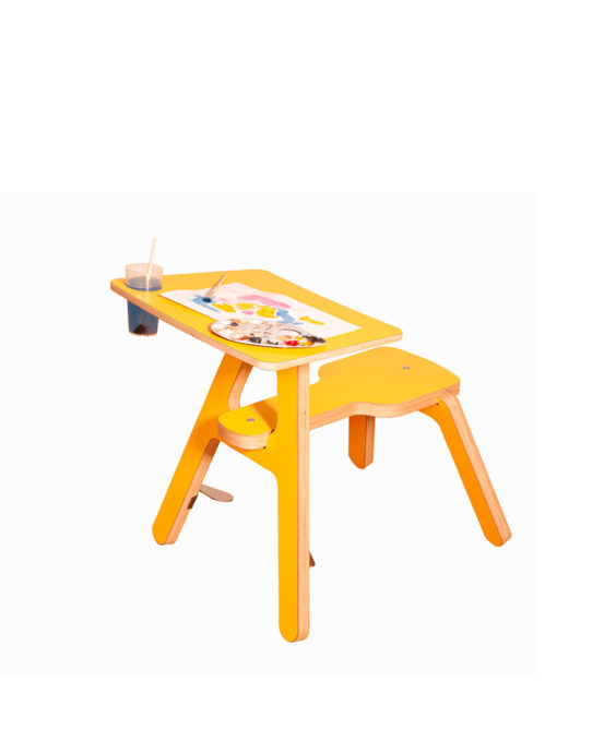 Novosan Timkid Clexo-lastenpiirtopöytä. Piirtopöytä kuvattuna sivusta. Väri keltaine ja pyökki.
