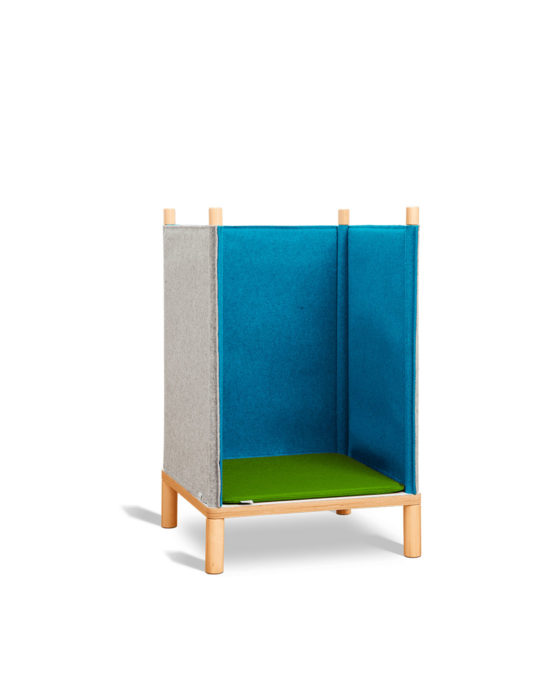 Novosan Timkid Sila-lastentuoli. Kuvan huopaseinäinen tuoli on kuvattu sivusta. Seinät ovat petrolin väriset. Tuolissa yksi vihreä istuintyyny.