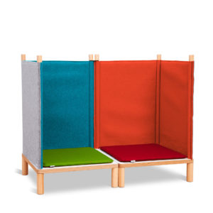 Novosan Timkid Sila-lastensohva. Kuvassa huopaseinäinen sohva. Seinät ovat petrolin, harmaan ja oranssin väriset. Istuintyynyjä on kaksi, vihreä ja punainen.
