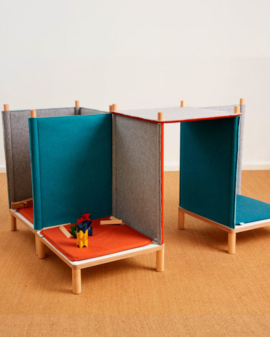 Novosan, Timkid, Akustisk soffa för barn, SILA. Produktnummer: SILA S. Material: yllefilt, högtryckslaminerad plywood/bok.