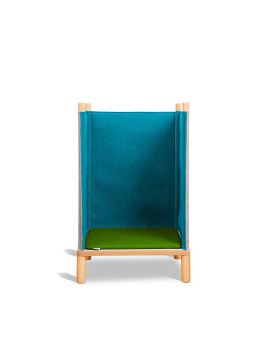 Novosan Timkid Sila-lastentuoli. Kuvan huopaseinäinen tuoli on kuvattu suoraan edestä. Seinät ovat petrolin väriset. Tuolissa yksi vihreä istuintyyny.