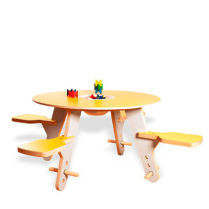 Novosan Timkid Tavi-pöytäryhmä lapsille. Pöytä ja kiinteiden istuimien istuinosat ovat kirkkaan keltaiset. Lasten leikkipöydällä on värikkäitä puupalikoita.