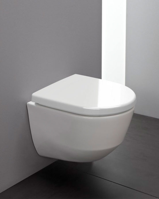 Novosans toalettstol Laufen Pro Compact sedd snett från sidan.