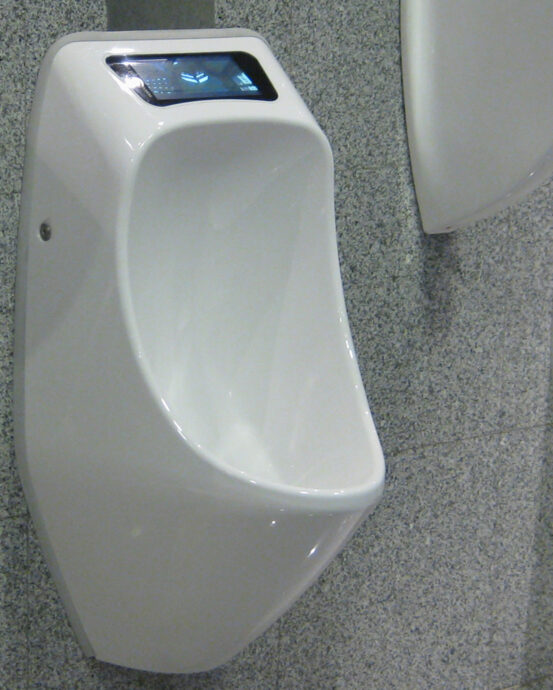 Vattenfria urinoaren Urimat EcoPlus med LCD-videodisplay, vit. Produktnummer 16981. Videomodellen av Urimat EcoPlus har en 6,5″ videodisplay i HD-kvalitet, som lätt kan användas som marknadsföringskanal eller för att visa underhållning för dina kunder.