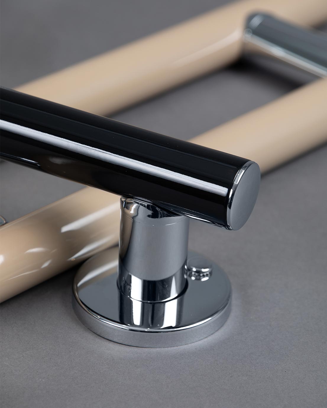 Väggmonterade stödhandtag på grå bakgrund, detlajbild. Förg: svart och beige.