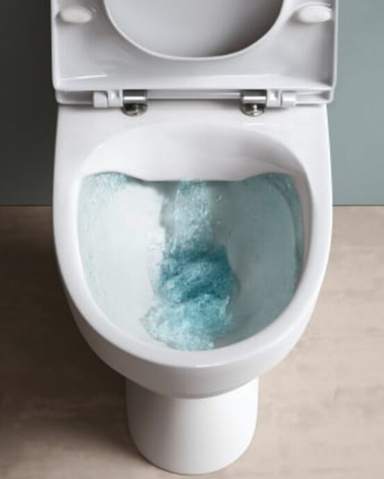 Bilden visar en vit Laufen Kompas-toalettstol uppifrån. Toalettlocket är uppfällt och man ser spolvattnet..