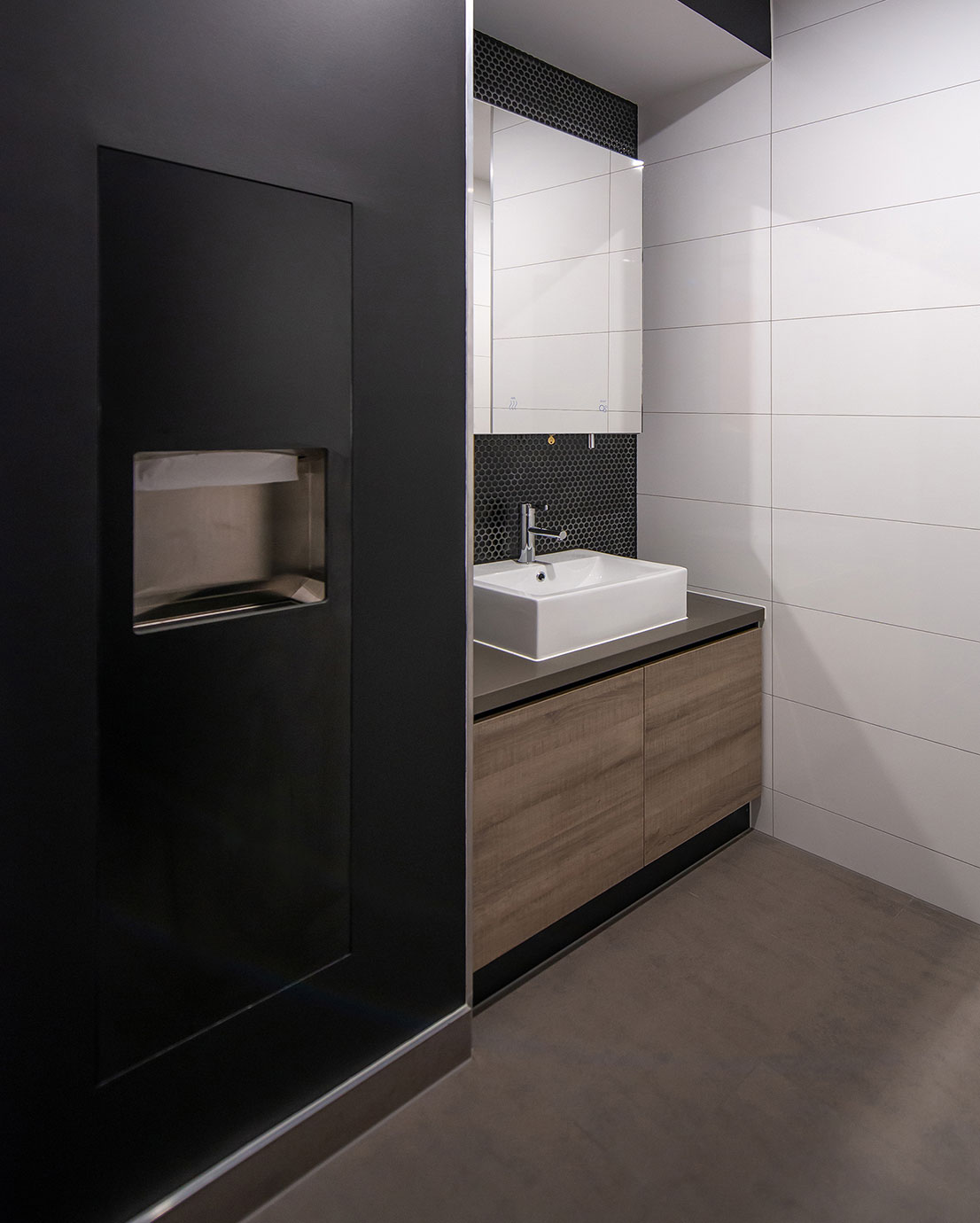 Novosan PIATTO™ Collection saumattomasti seinään upotettava WC-kaluste, jossa etupaneelin väri musta.