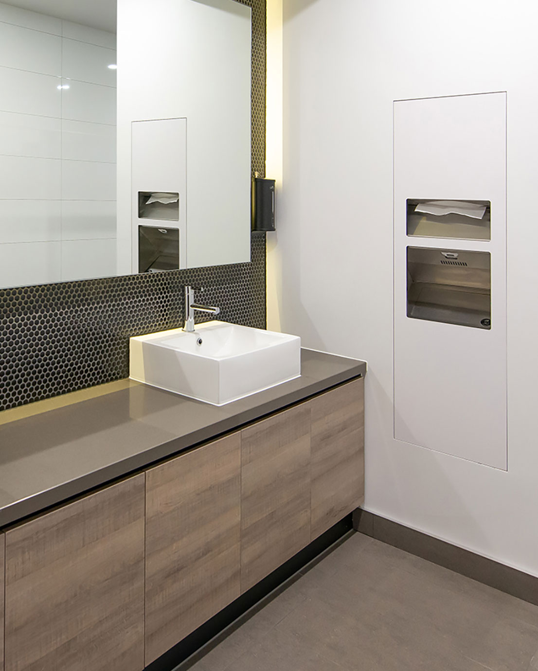 Novosan PIATTO™ Collection saumattomasti seinään upotettava WC-kaluste, jossa etupaneelin väri valkoinen.