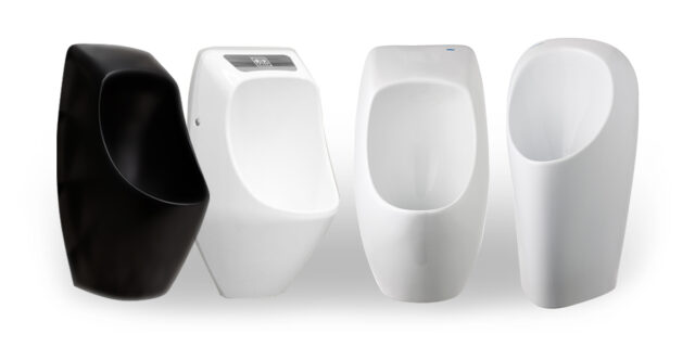 Novosan, vedettömät Urimat-pisuaarit. Yksi musta urinaali ja 3 valkoista mallia.