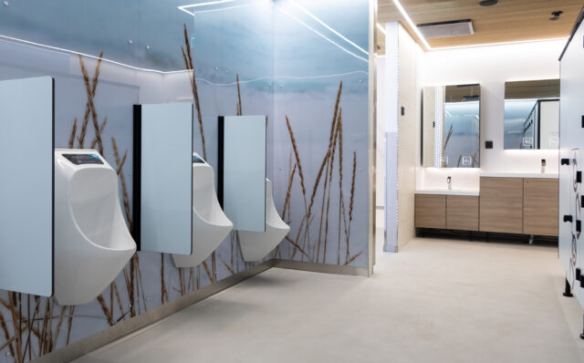 Offentlig toalett, produkter: urinoar, automatiska blandare, spegelskåp och skiljeväggar